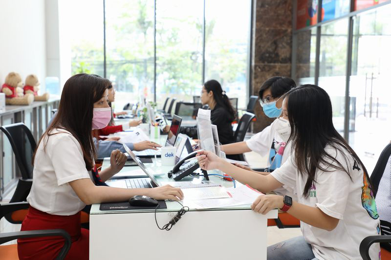 Học sinh thực hiện nộp hồ sơ vào trường đại học